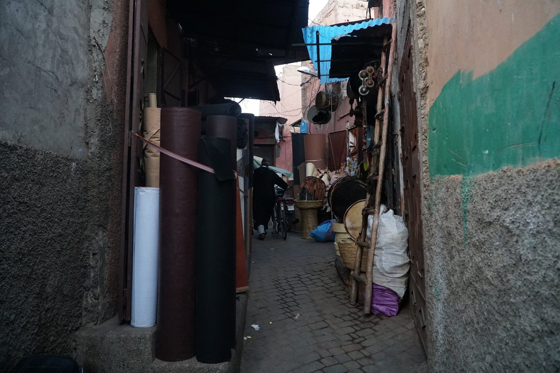 Une ruelle de la médina de Marrakech, avec ses murs colorés